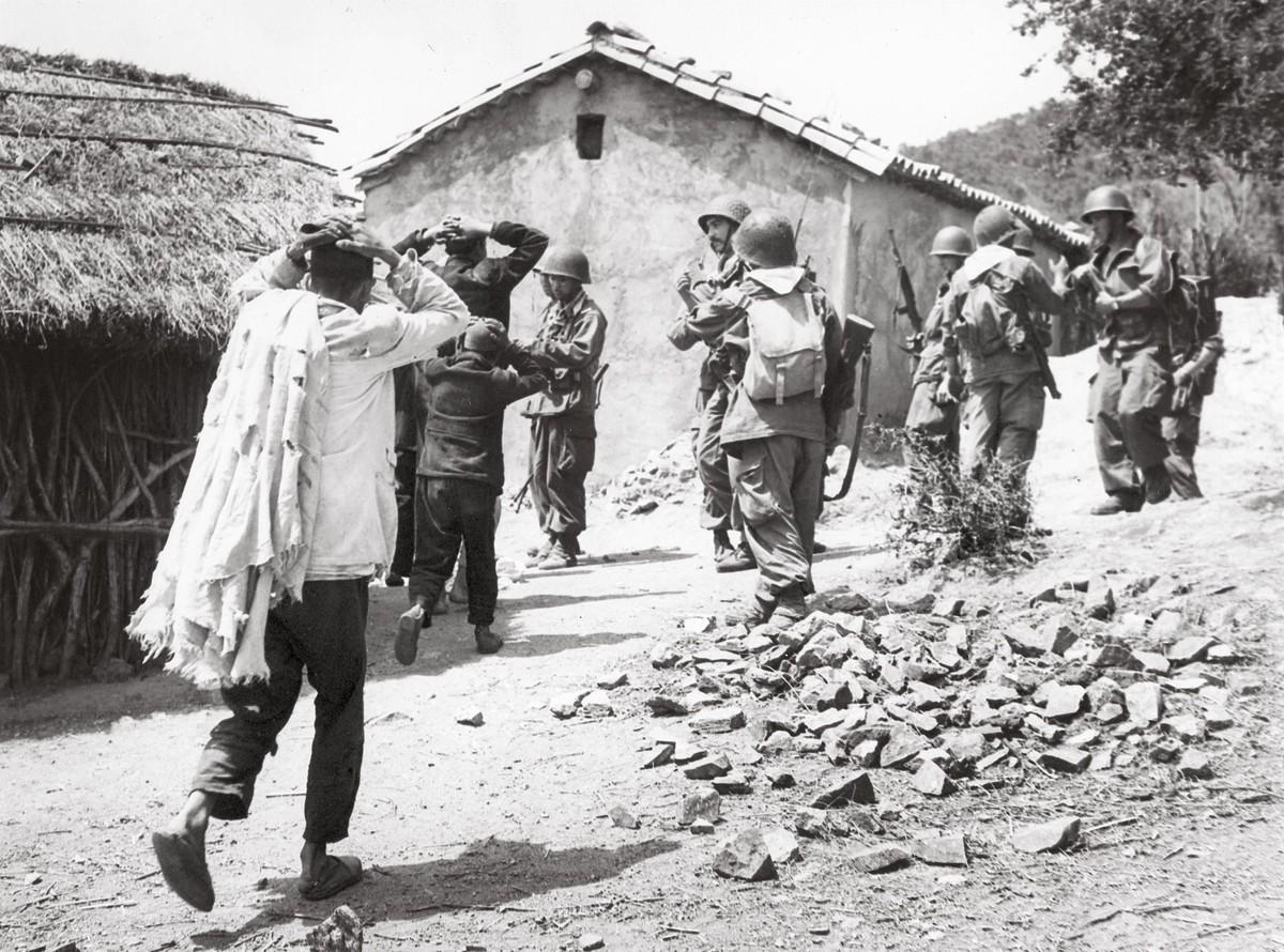 Des soldats français contrôlent un village en Kabylie (algérie), 1957.