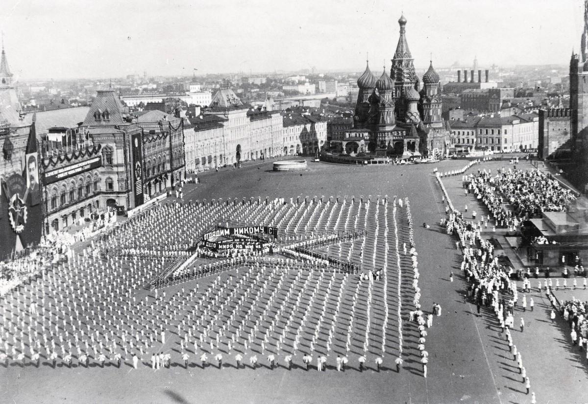 Défilé sportif des Pionniers sur la place Rouge à Moscou, juin 1935.