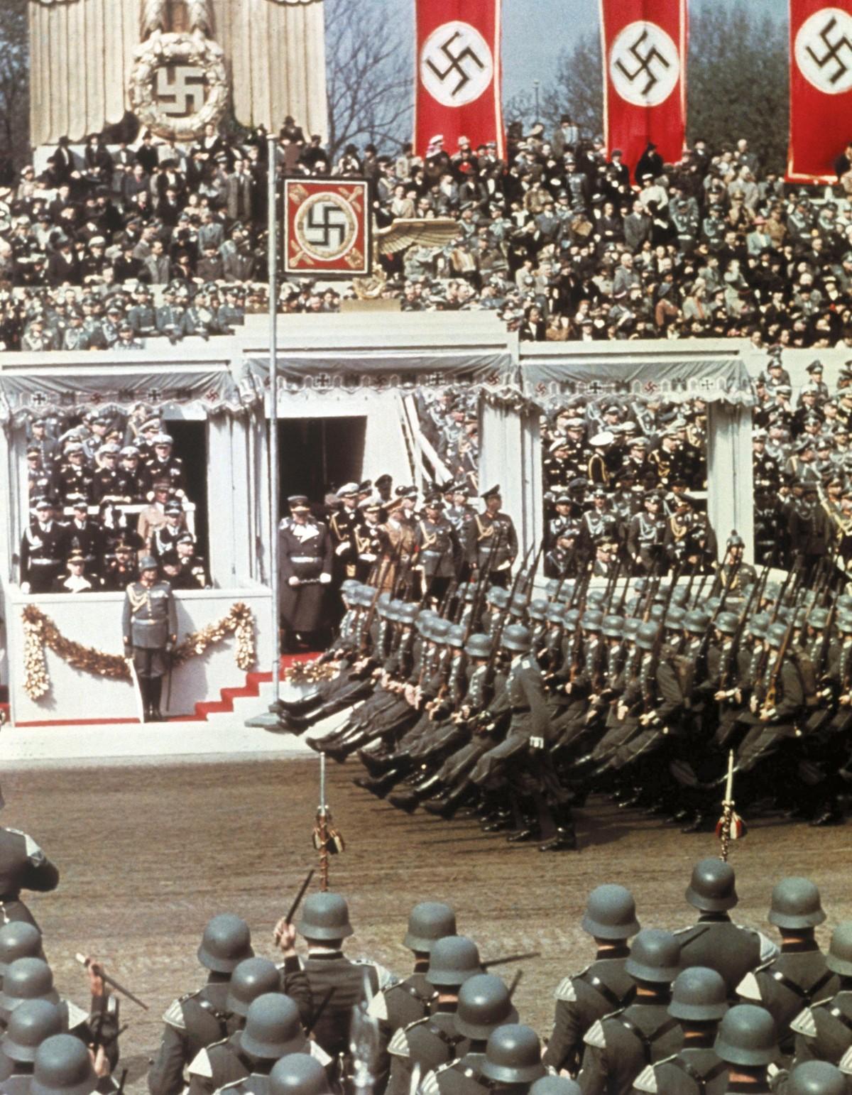 Défilé des SS (garde personnelle de Hitler) en l'honneur de l'anniversaire de Hitler, 20 avril 1939.