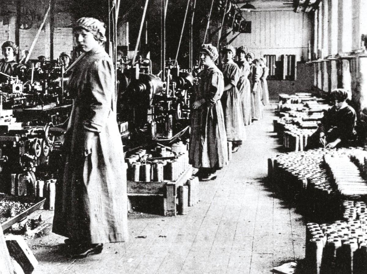 Une usine de production d'obus en Écosse, 1915.