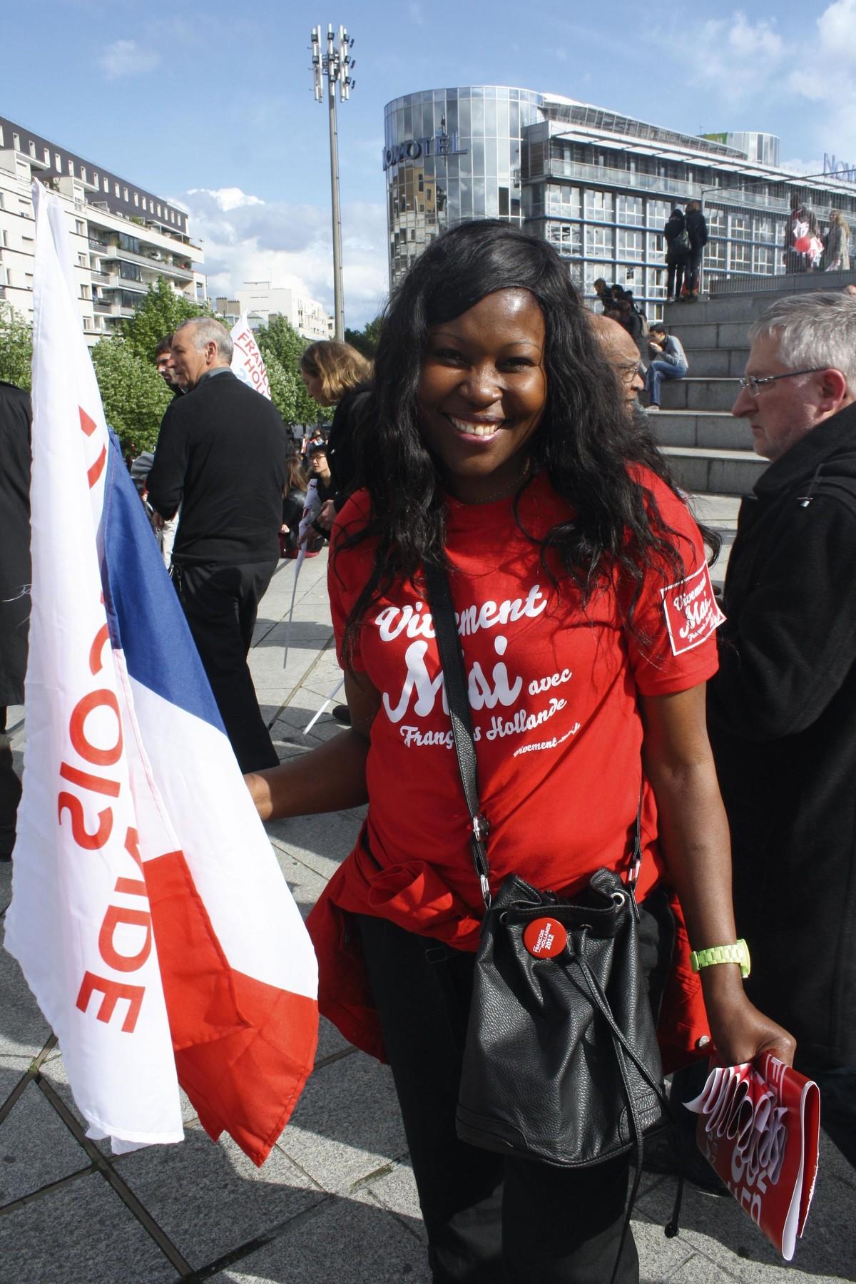 Photographie d'une jeune militante socialiste à un meeting de François Hollande, avril 2012.
