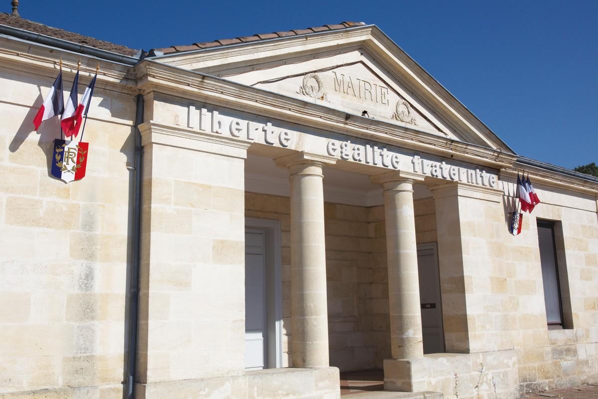 Fronton de la mairie de Saint-Jean-d'Illac (Gironde).