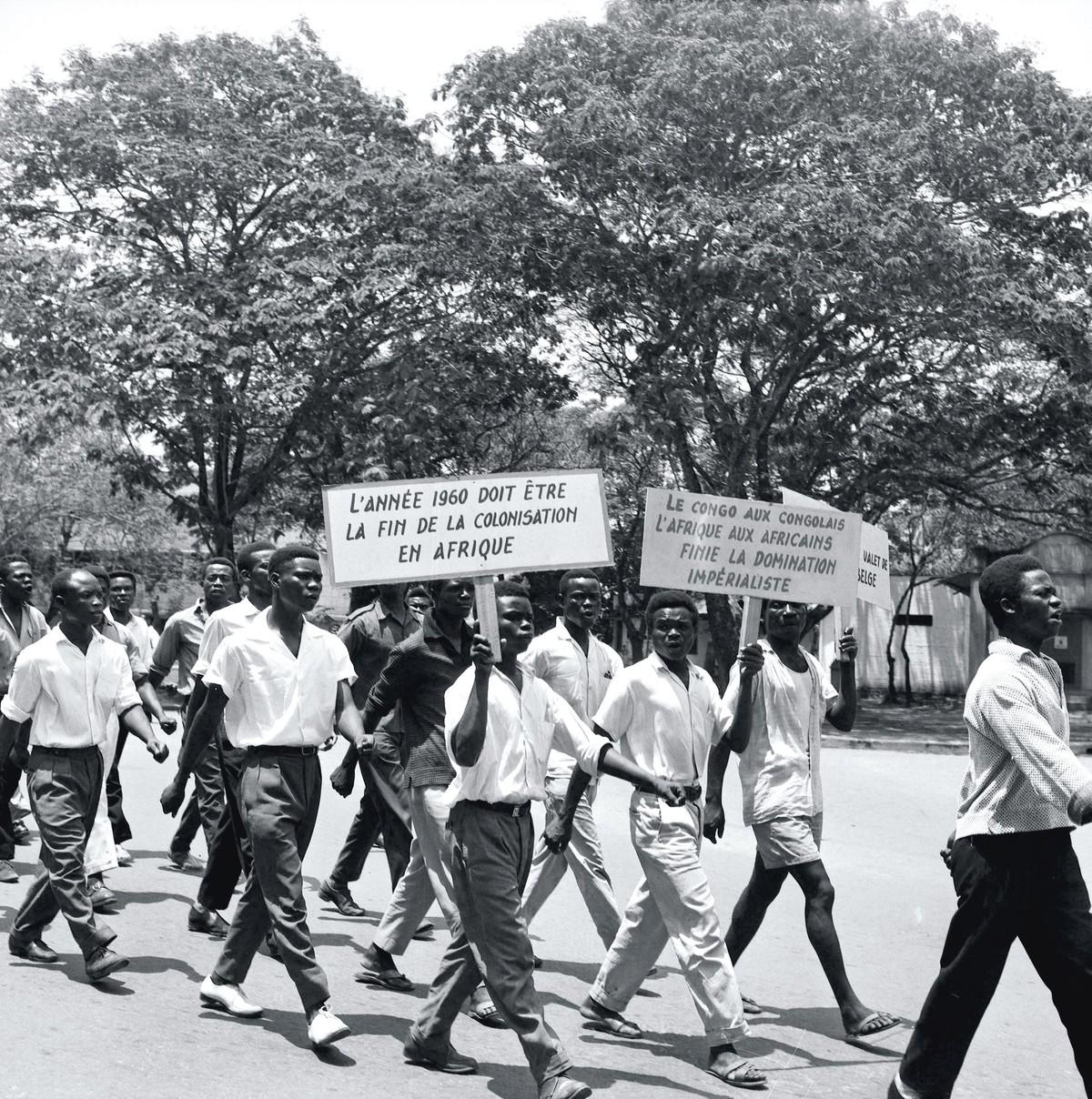 Manifestation à Léopoldville au moment de l'accession à l'indépendance, juillet 1960 (Congo Belge).