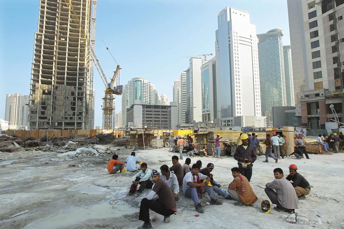 <stamp theme='his-green2'>Doc. 8</stamp> Des ouvriers du Bangladesh sur un chantier à Doha