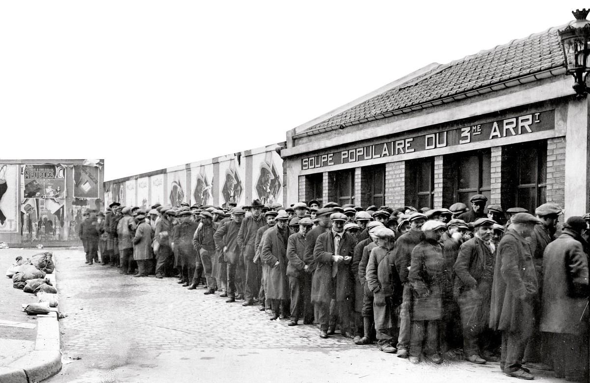 Ouvriers attendant la soupe populaire à Paris, vers 1930.