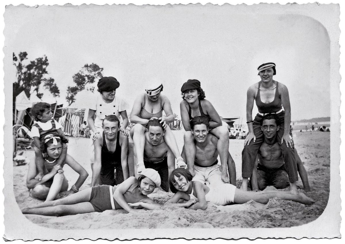 Famille d'ouvriers prenant ses premières vacances à la mer, été 1936
