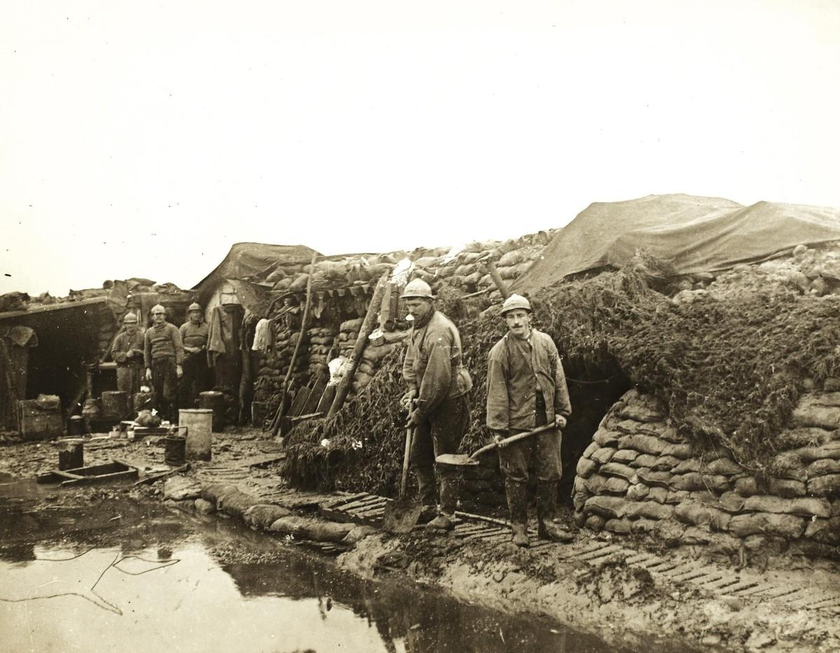 Photo 1 : Soldats français dans les tranchées en Flandres en 1917.