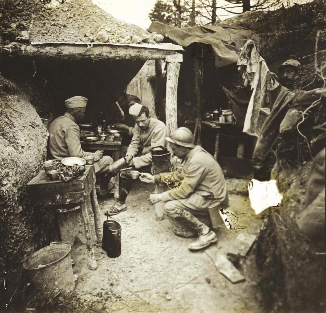 Photo 2 : Soldats français dans les tranchées en Flandres en 1917.