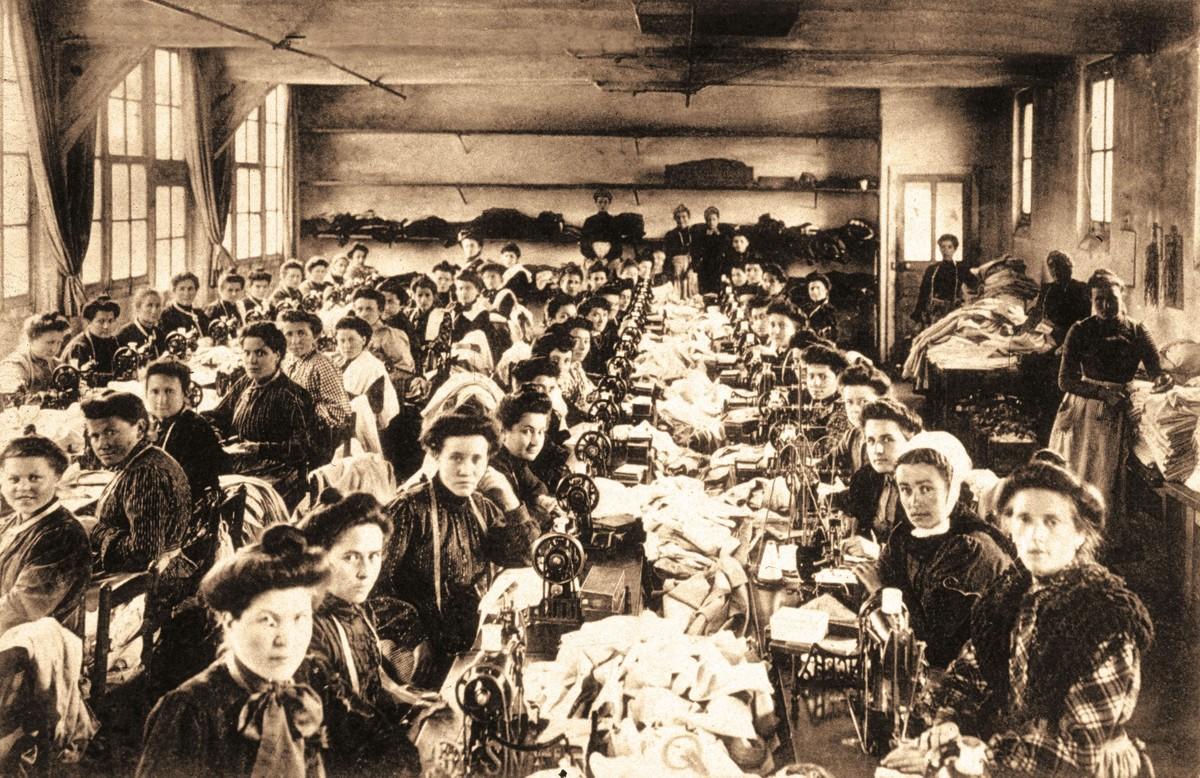 Un atelier de couturières au début du XXᵉ siècle