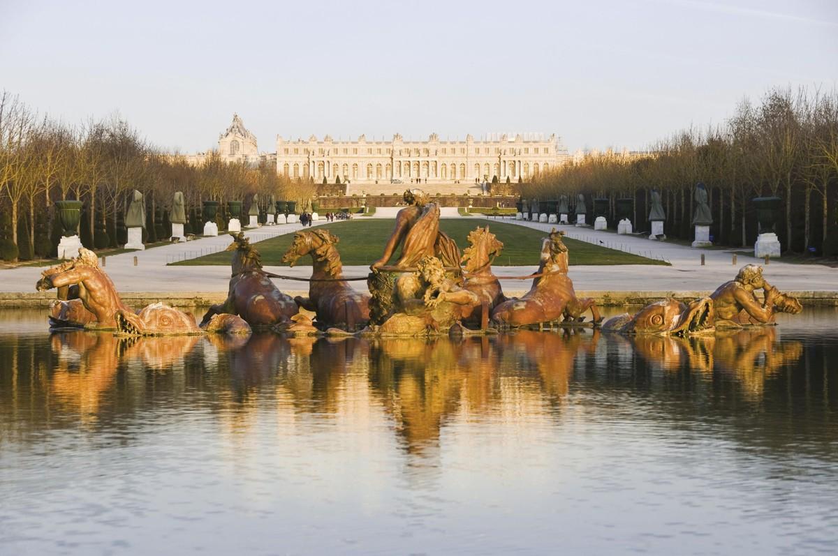 <stamp theme='his-green2'>Doc. 1</stamp> Le château (vu depuis le bassin d'Apollon) et ses jardins à la française