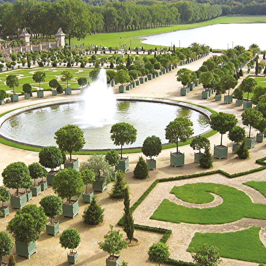 <stamp theme='his-green2'>Doc. 1</stamp> Le château (vu depuis le bassin d'Apollon) et ses jardins à la française