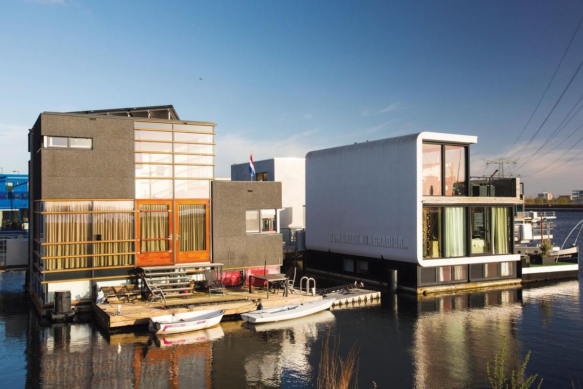 Maisons flottantes qui s'adaptent au niveau de la mer, aux Pays-Bas.