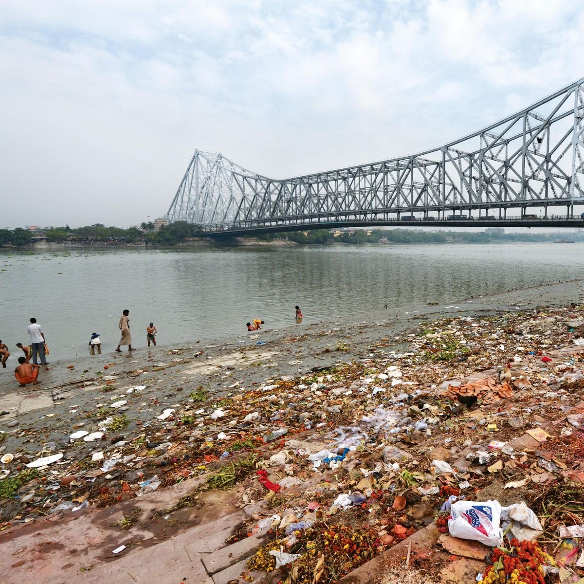 Pollution au bord de la rivière Hooghly à Kolkata