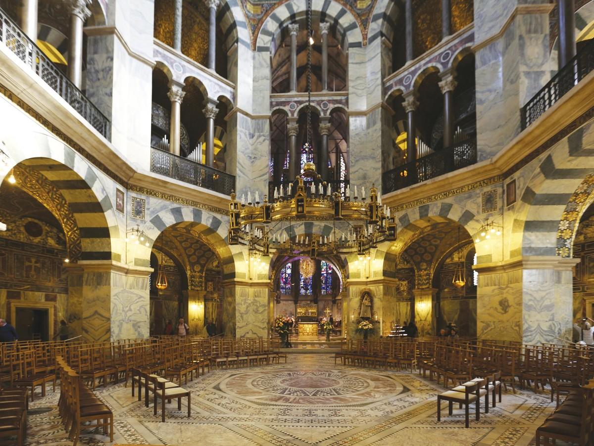 La chapelle dans le palais de Charlemagne