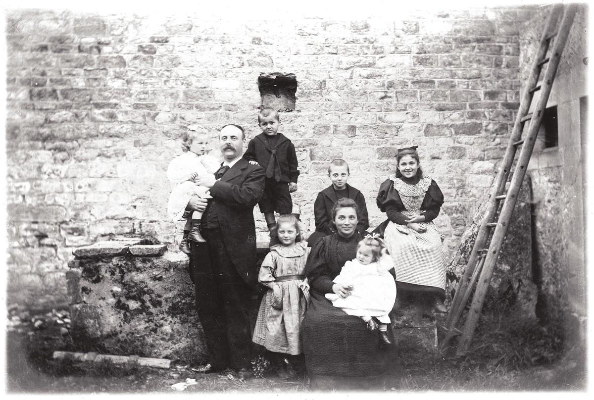Portrait de la famille Larminat, photographie, 1900-1909.