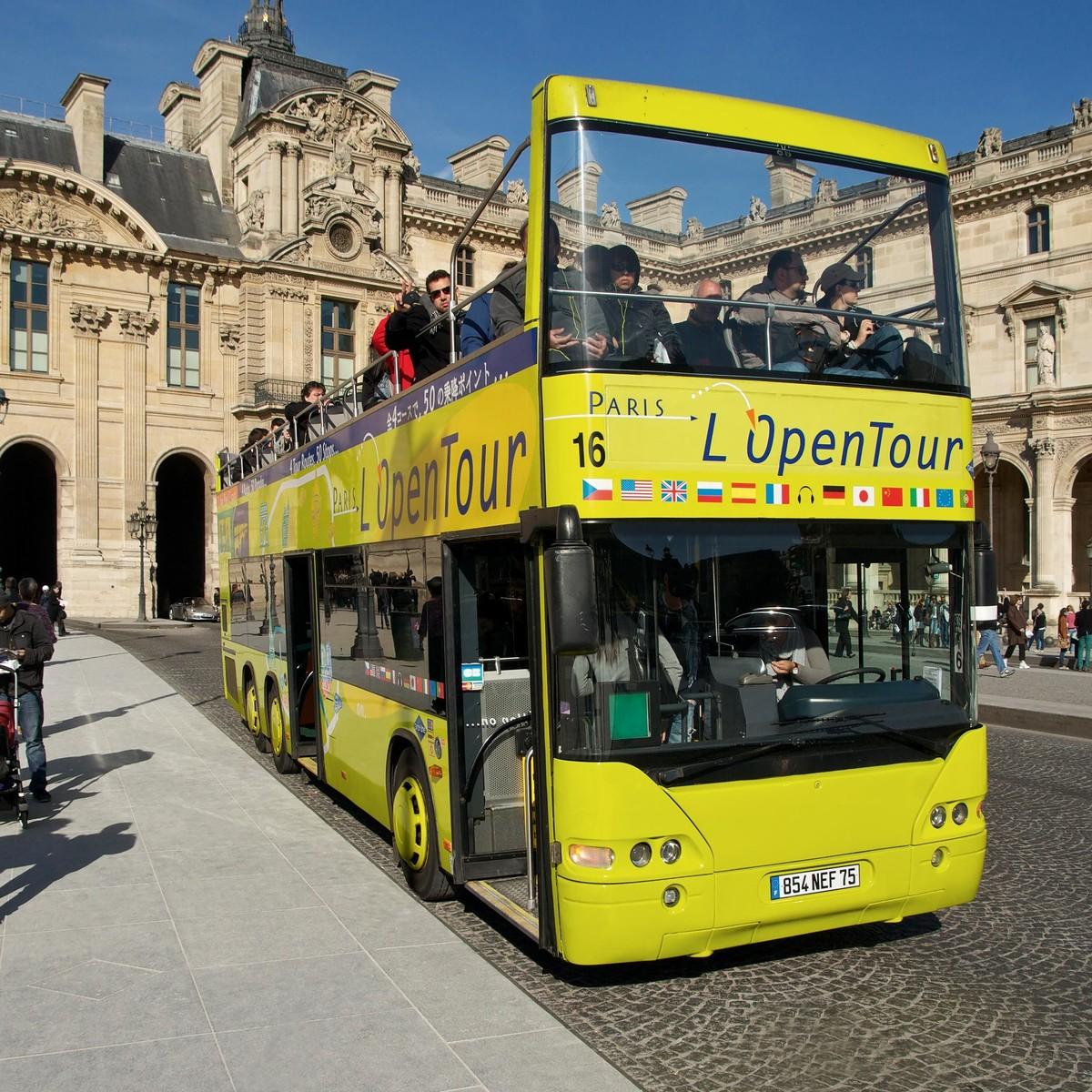 Bus de touristes à Paris. 