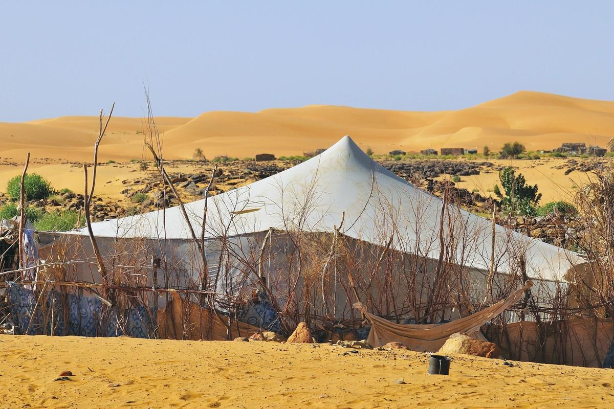 Doc. 4 Tente de nomades dans une oasis (Mauritanie, région d'Adrar).