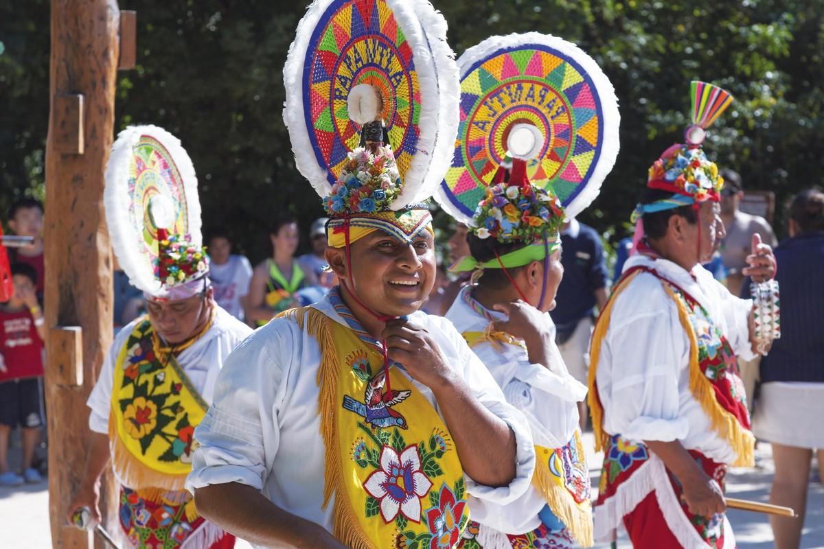 Des acteurs mayas à la fin de leur spectacle au parc de loisirs Xcaret (Riviera Maya).