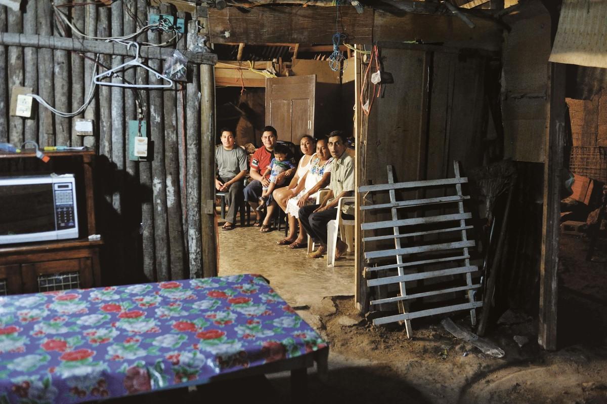 Une famille travaillant dans le tourisme et habitant une périphérie pauvre de Cancún.