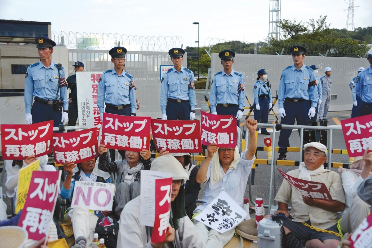 <stamp theme='his-green2'>Doc. 9</stamp> Manifestants devant une centrale nucléaire