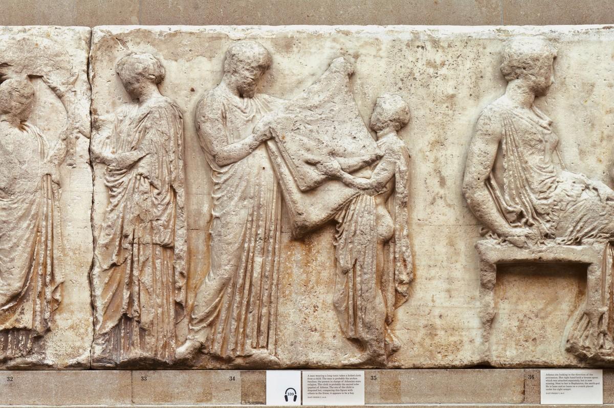Fragment de la frise des Panathénées : La remise du peplos