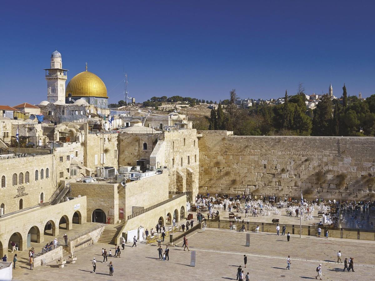 Des juifs priant devant le Mur des Lamentations, à Jérusalem