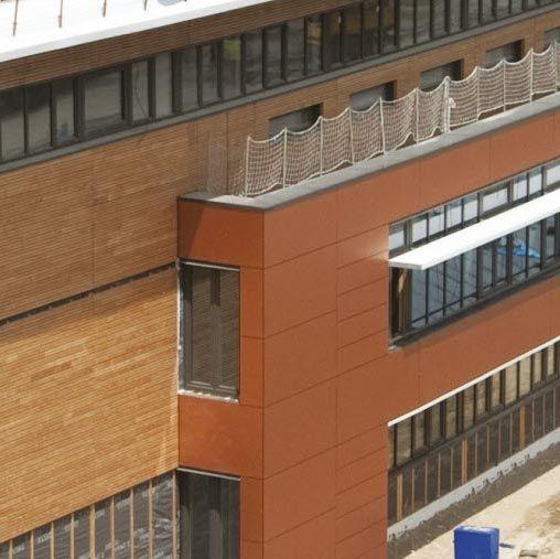 Le bois sur les façades permet de mieux conserver la chaleur. L'eau de pluie est récupérée et distribuée aux toilettes dans l'établissement.