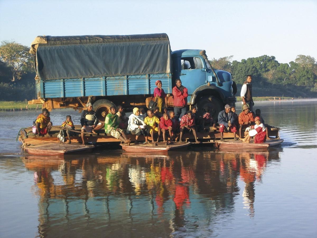 Doc. 4 Se déplacer sur le fleuve Manambolo (Madagascar)