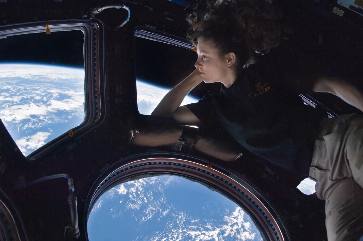L'astronaute Tracy Caldwell se repose dans la coupole de la station spatiale internationale, tout en faisant le tour de la Terre en 90 minutes selon une orbite circulaire.