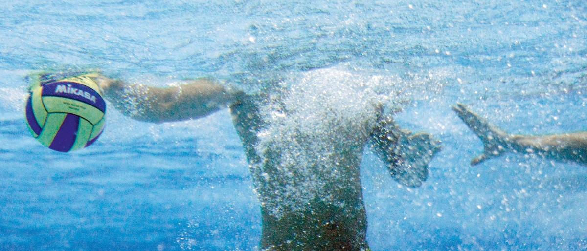Un joueur commet une faute en mettant le ballon sous l'eau.