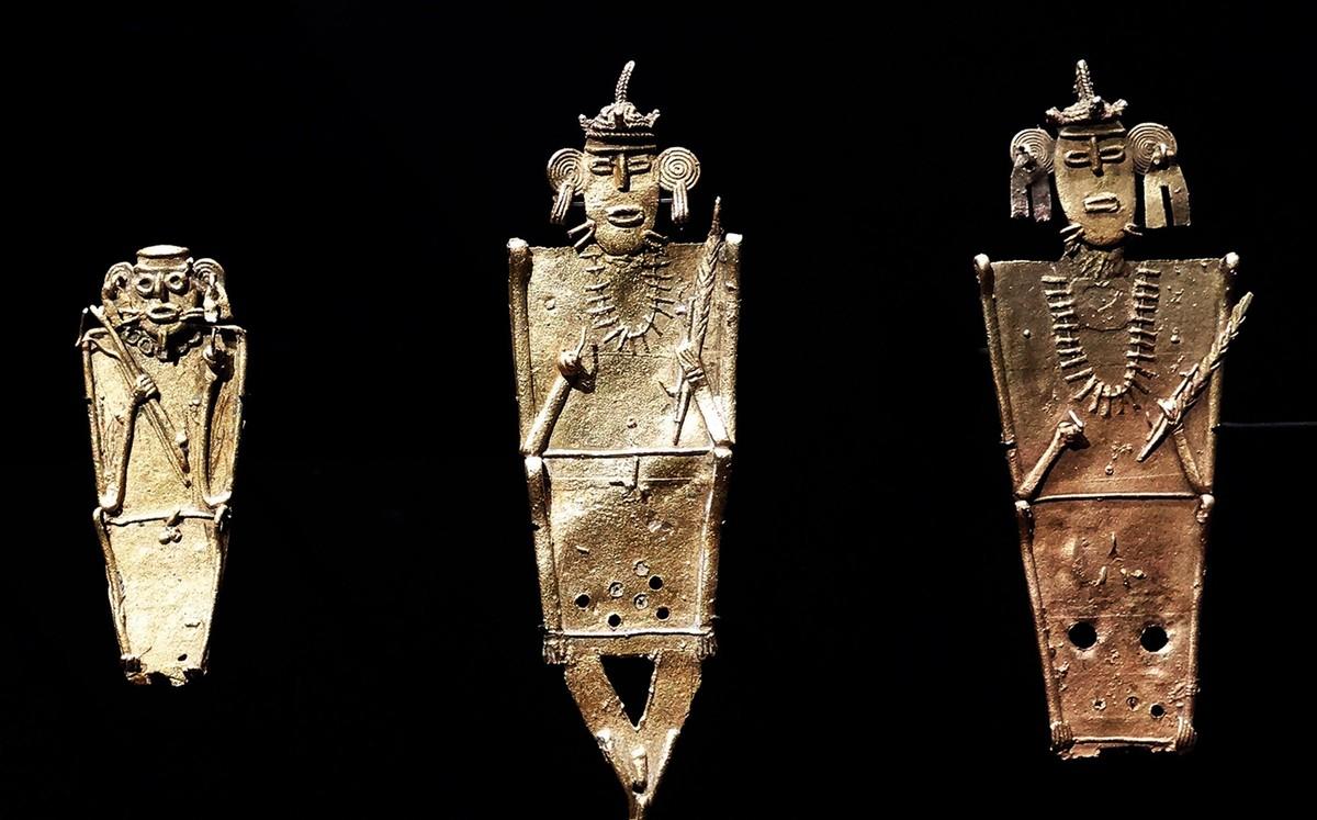 Statuettes en alliage d'or, de cuivre et d'argent.