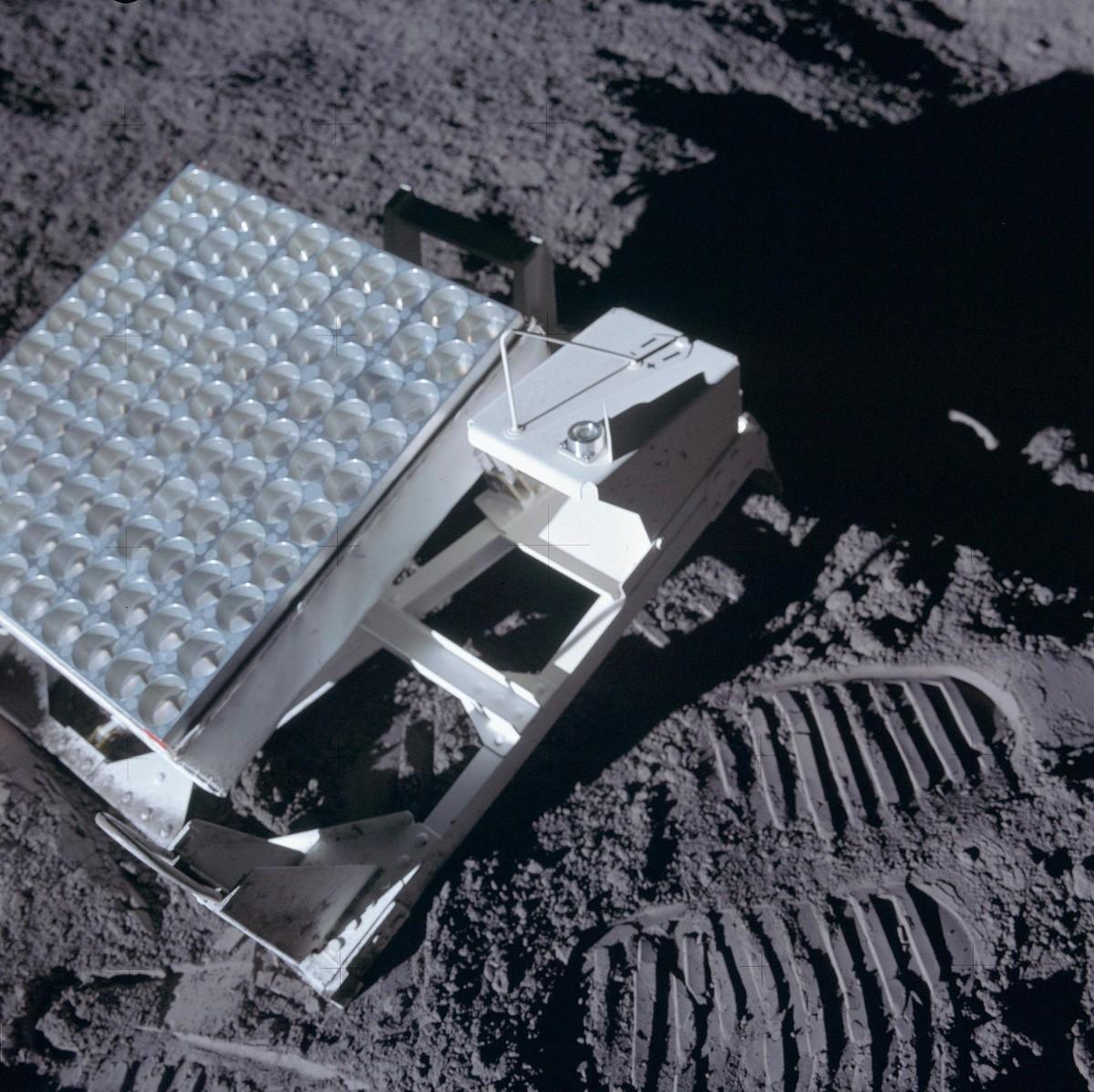 R éflecteur déposé sur la Lune lors de la mission Apollo par des astronautes américains.