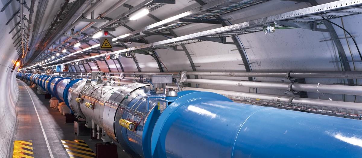 <stamp theme='pc-green1'>Doc. 2</stamp> Le LHC est formé d'un anneau de 27 km de long.