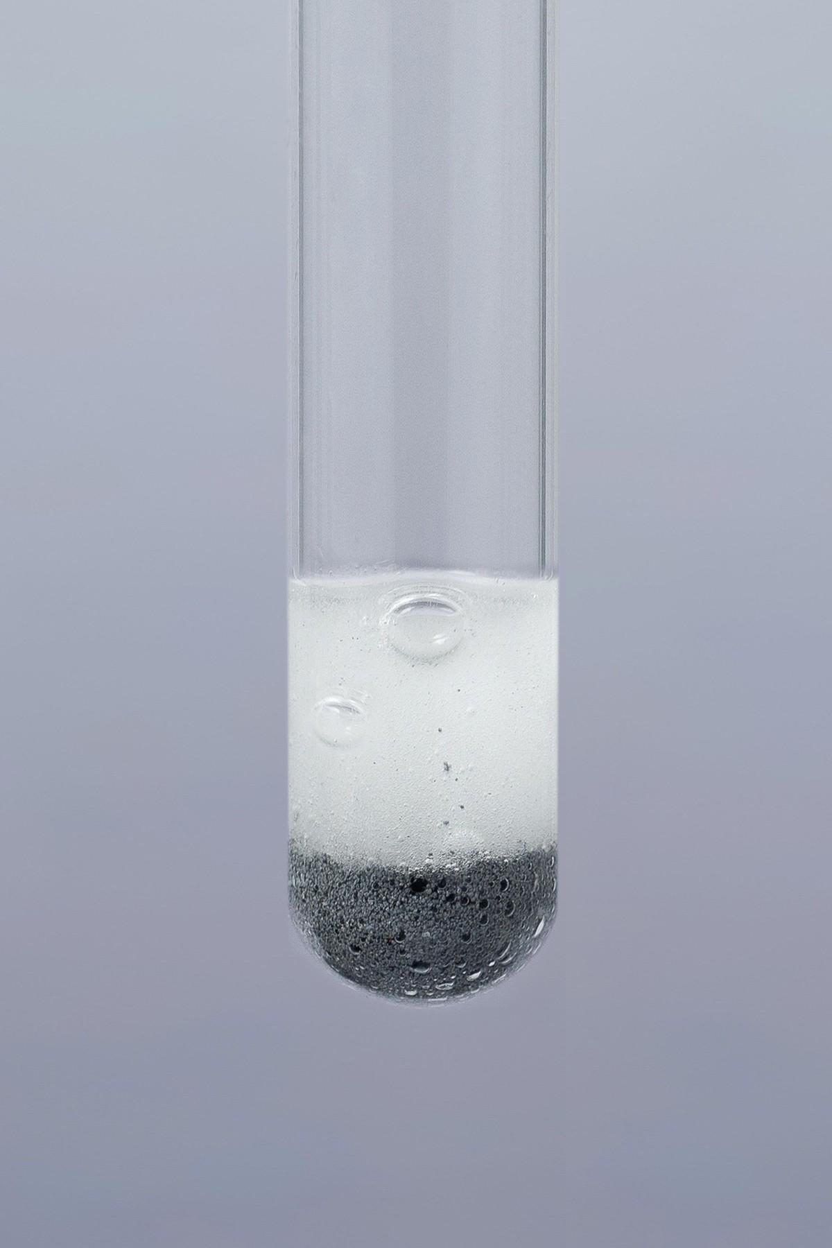 <stamp theme='pc-green1'>Doc. 1</stamp> Limaille de fer en présence d'acide chlorhydrique.