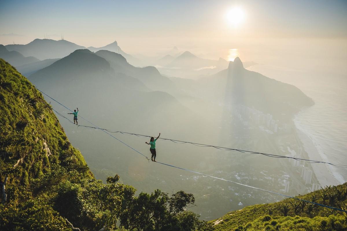 Slackline au-dessus de Rio de Janeiro. 