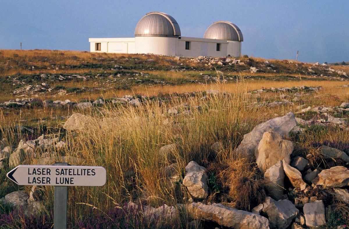 Observatoire de la Côte d'Azur (site de Calern) permettant un tir laser vers la Lune.