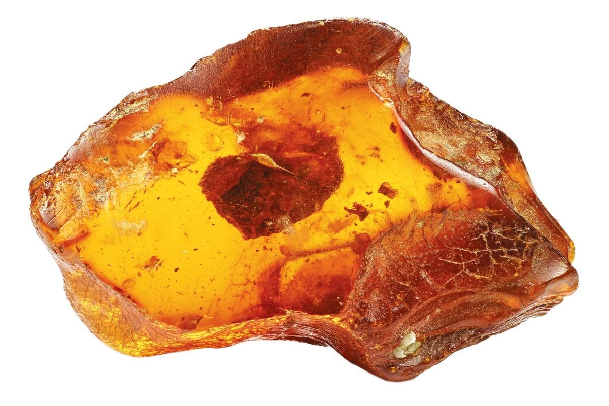 Ambre : pierre semi-précieuse.