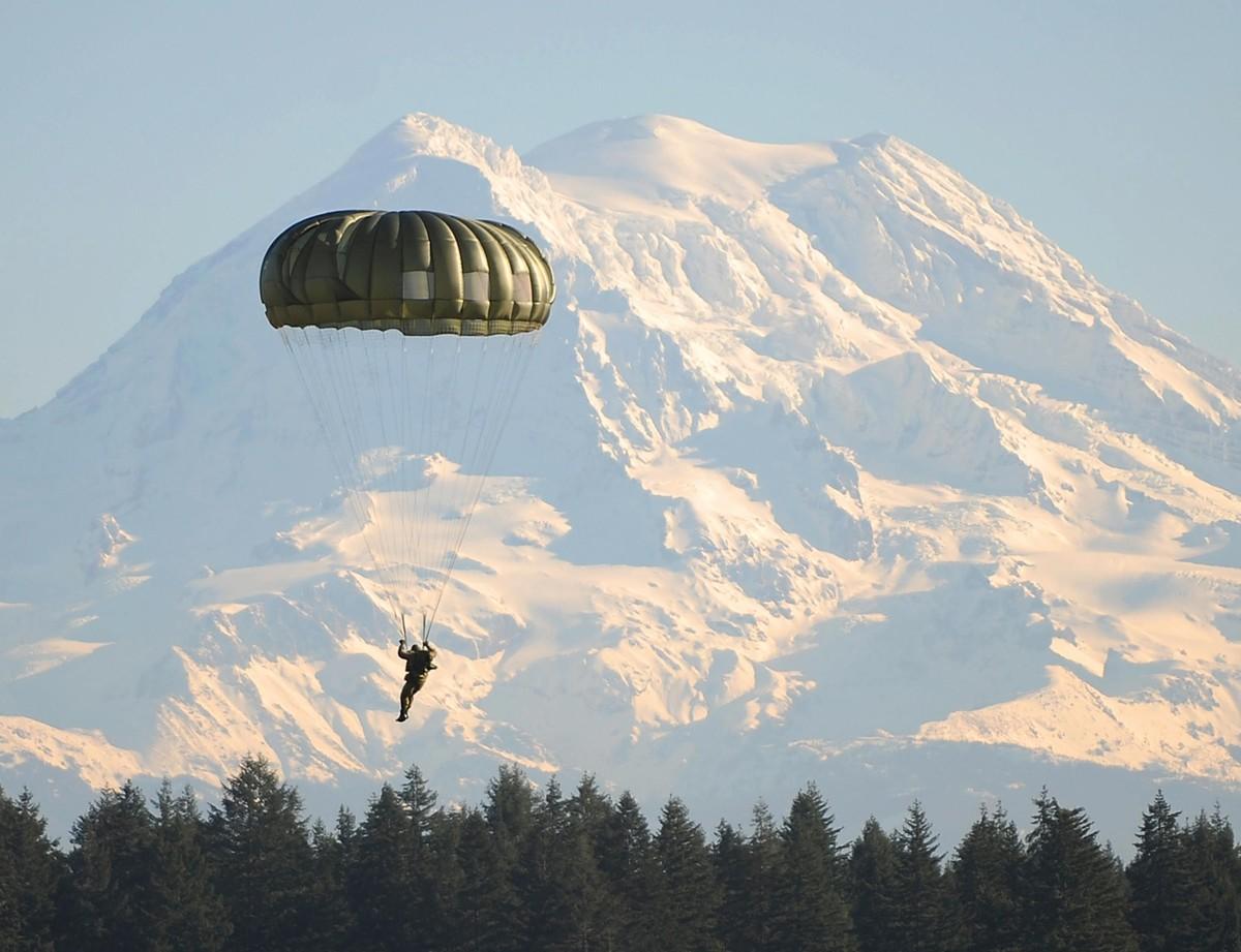<stamp theme='pc-green1'>Doc. 1</stamp> Parachute militaire de type hémisphérique (« rond »).