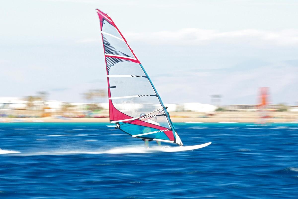 Un passionné de planche à voile fait une pointe de vitesse.