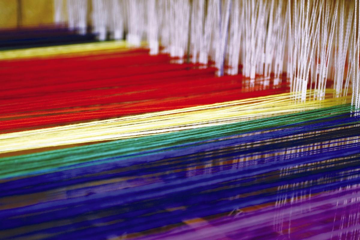 Photo de fils colorés sur un métier à tisser