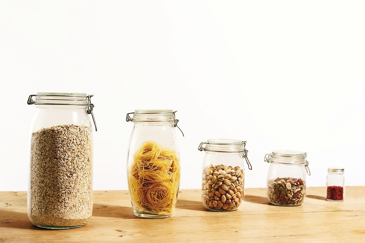Photo de bocaux de nourriture comme des pâtes, pistaches, flocon d'avoine