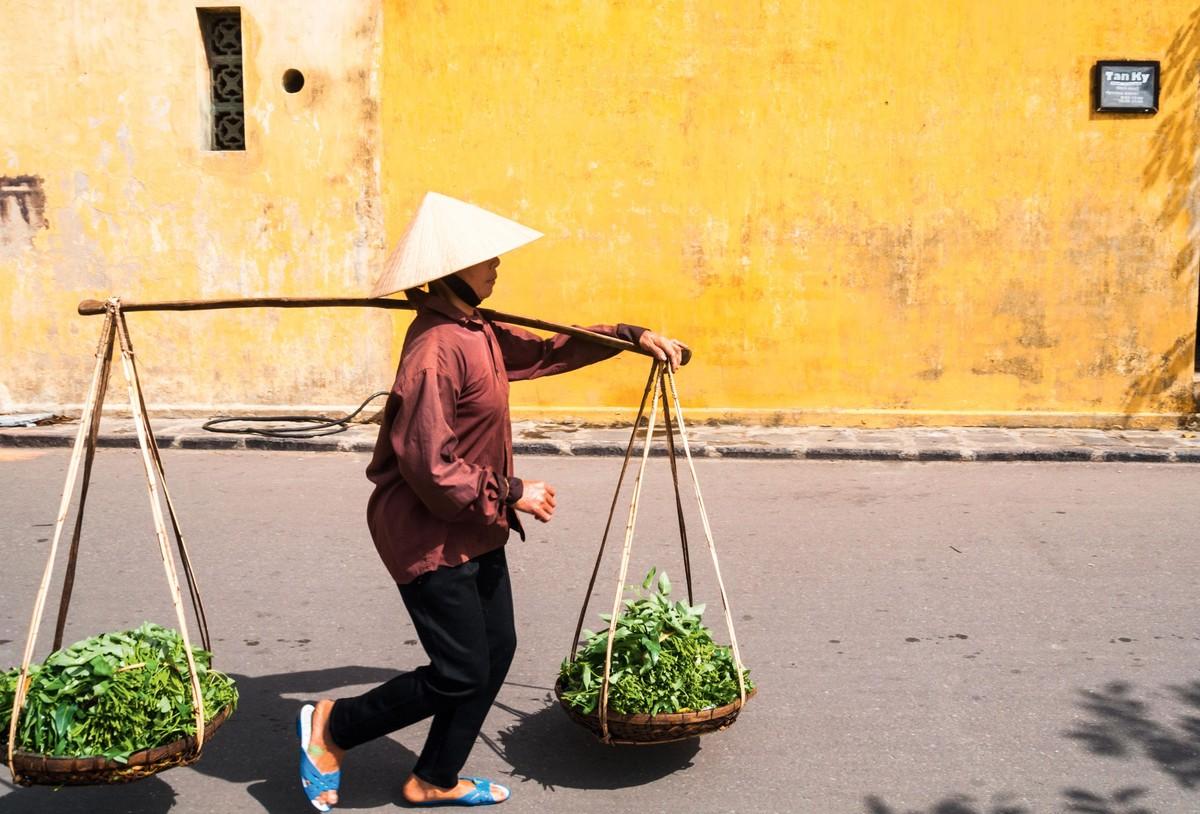 Vietnam, femme vendant ses légumes dans le vieux quartier de Hoi An 