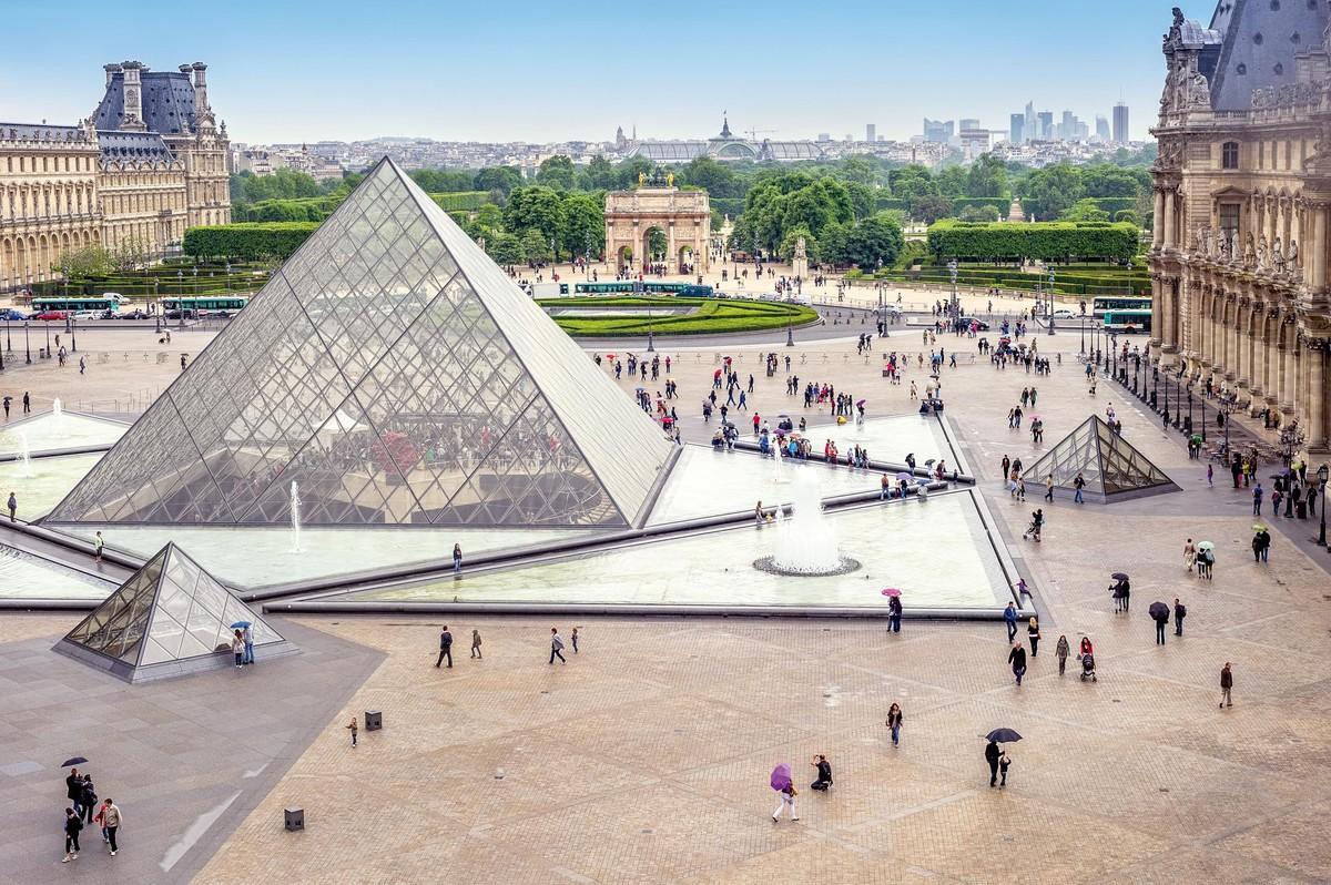 Photo de la pyramide du Louvre