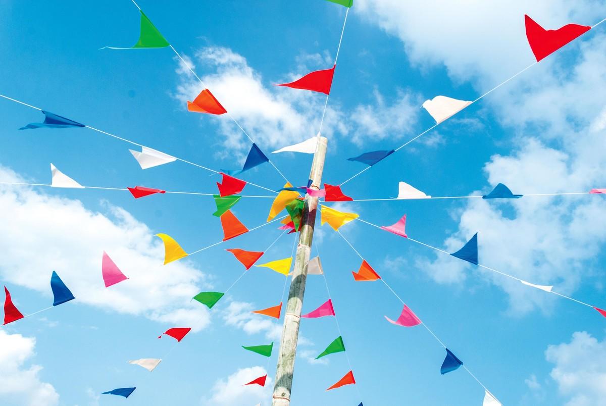 Des petits drapeaux colorés