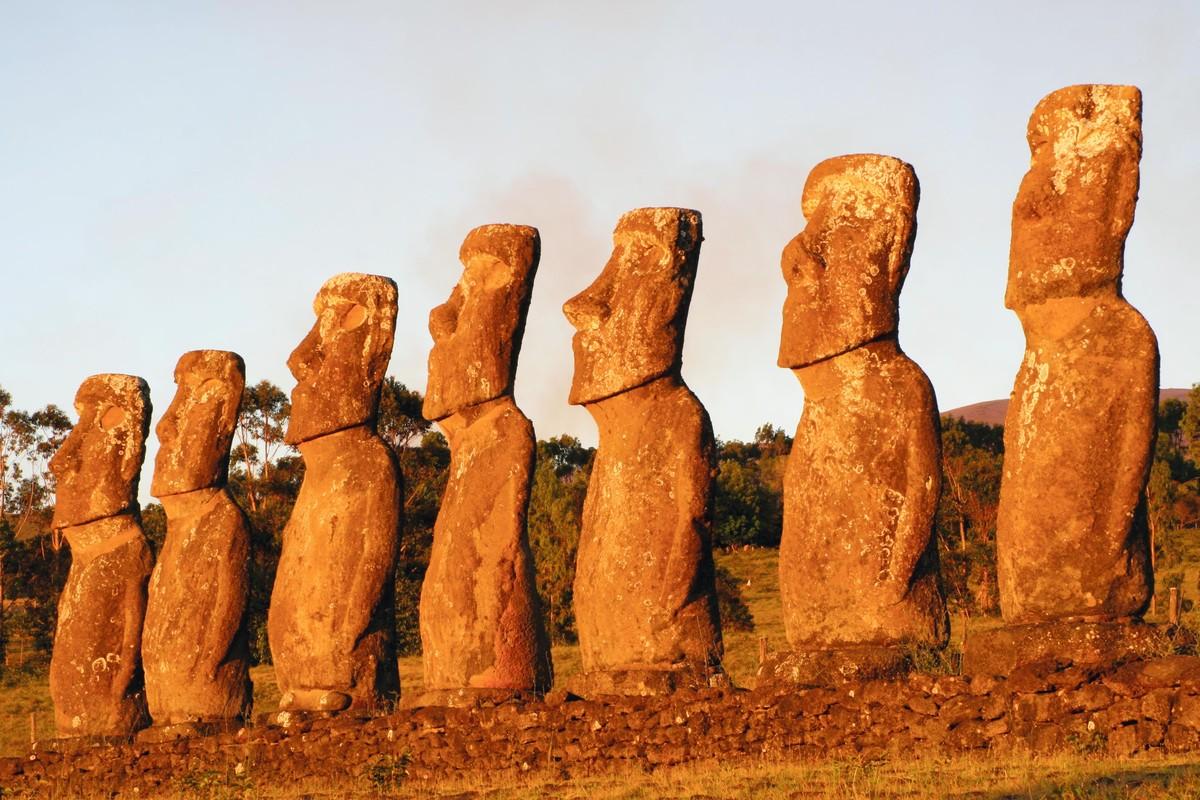 Statues de l'île de Pâques pendant un coucher de soleil
