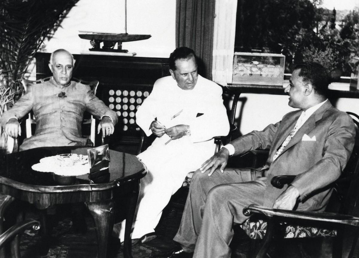 Anonyme, Nehru, Tito et Nasser lors dʼune conférence 8 juillet 1956, photographie.