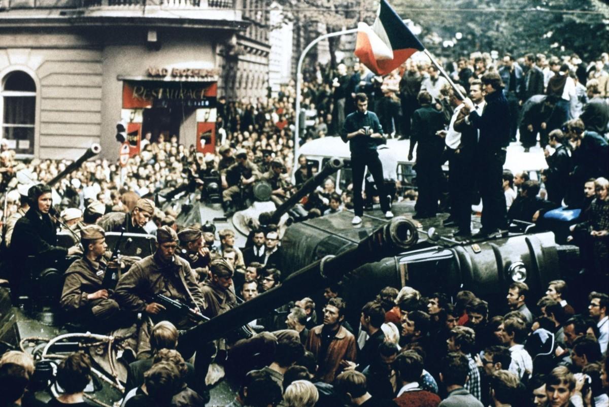 Troupes du pacte de Varsovie dans les rues de Prague, 21 août 1968, photographie