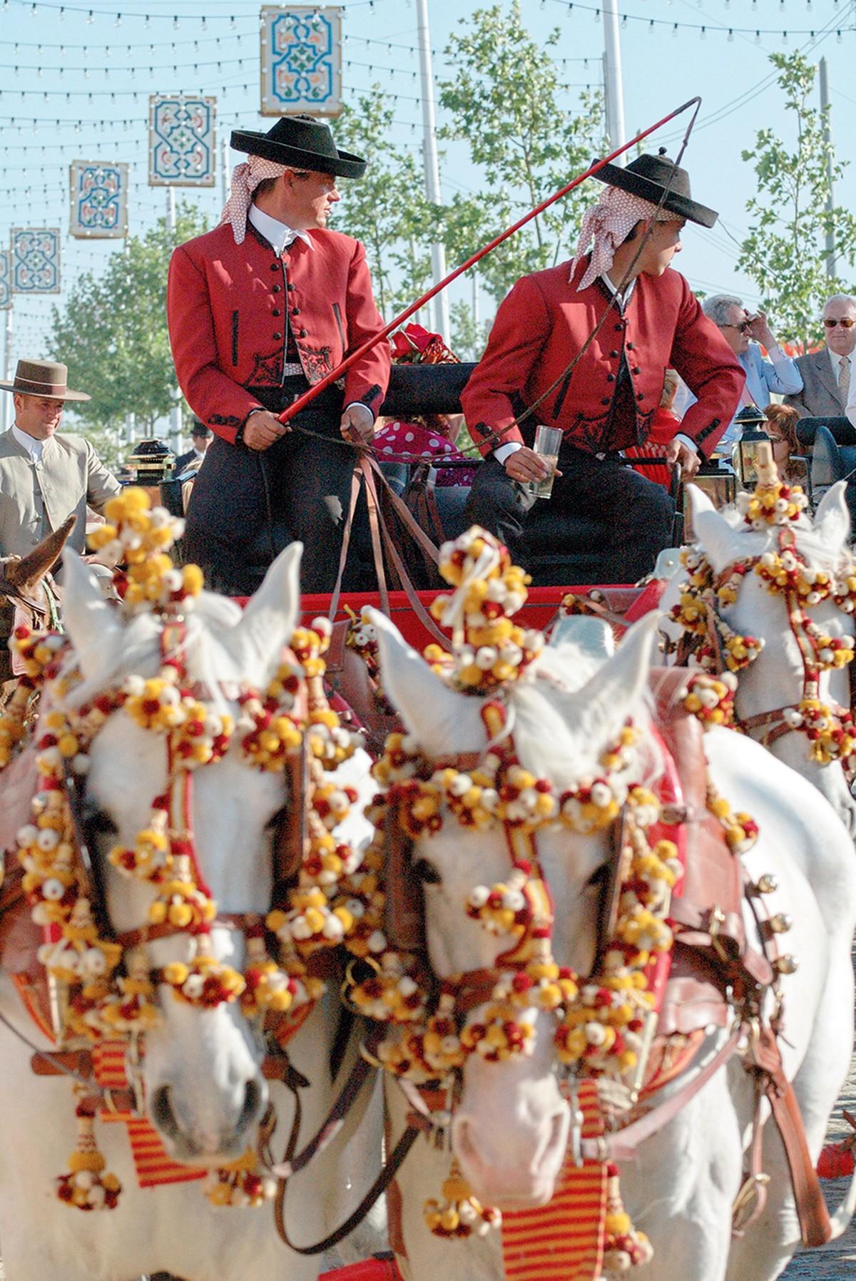 Paseo de caballos en la feria de Sevilla.