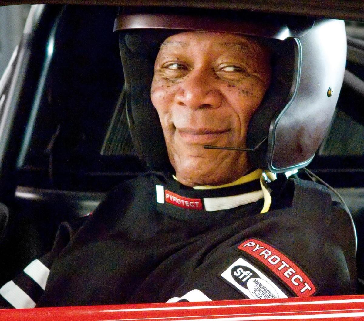 Morgan Freeman en train de conduire une voiture de course