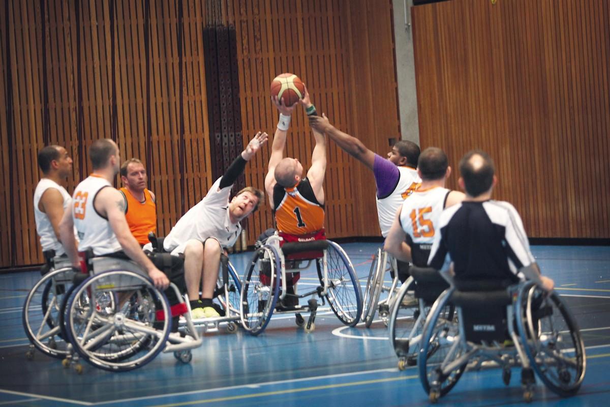 Des basketteurs en fauteuil roulant.